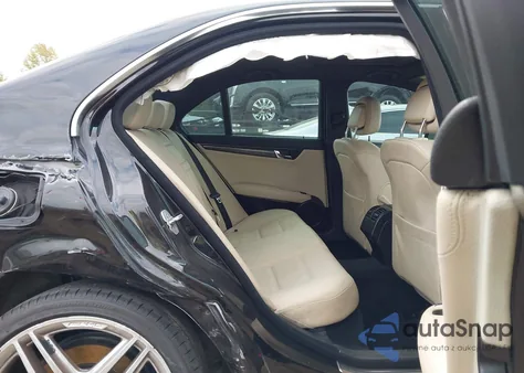 2008 Mercedes-Benz C 350 Sport z USA, uszkodzony, nr VIN WDDGF56X28F059919